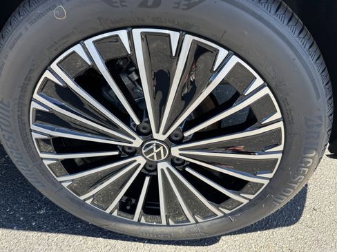 New 2025 Volkswagen Taos SE image 31