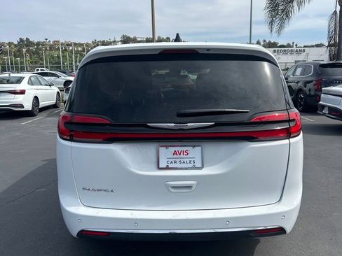 Used 2025 Chrysler Pacifica Select image 5