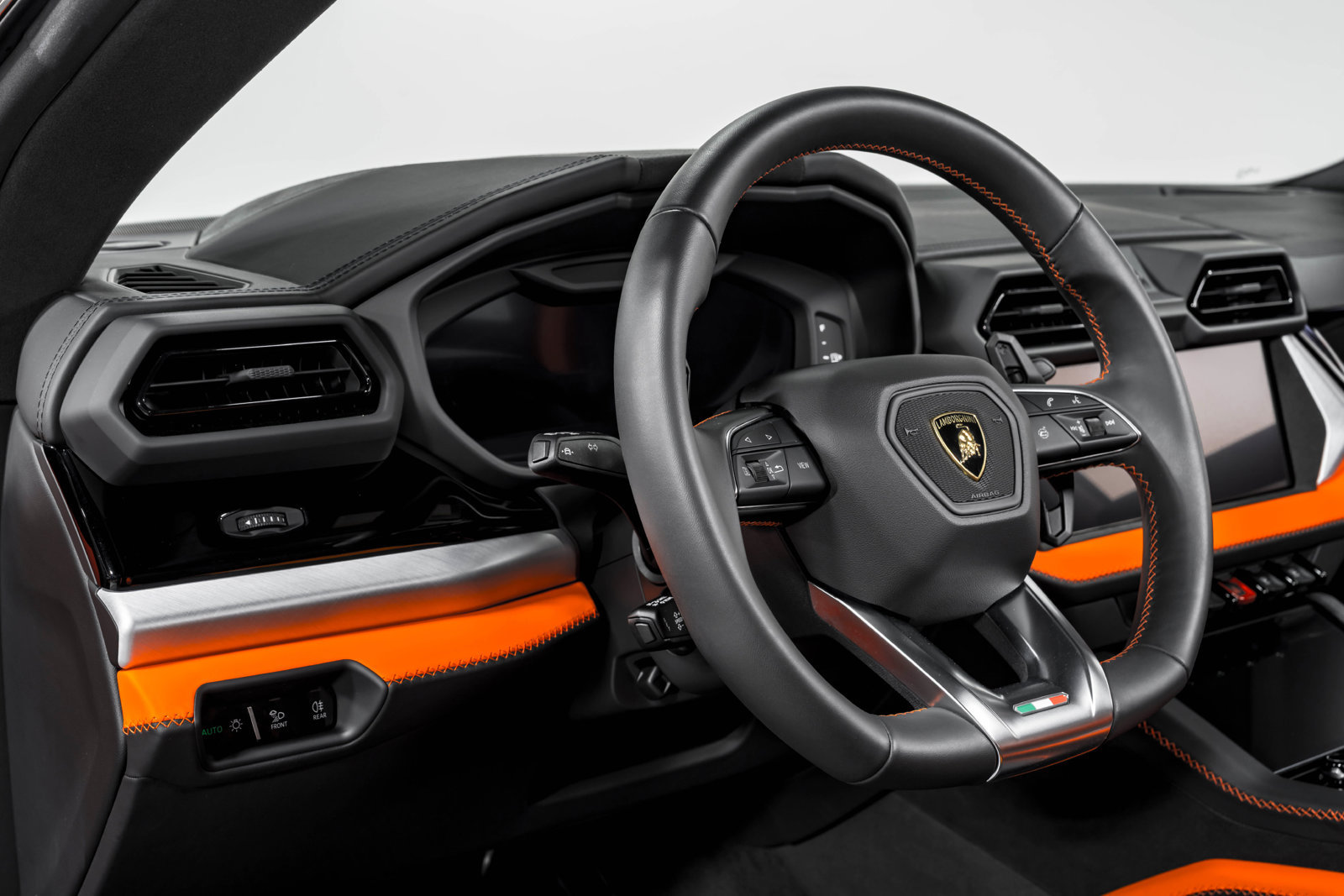 Used 2025 Lamborghini Urus SE AWD/4WD image 14