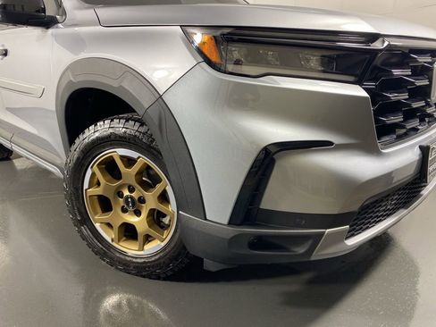 Used 2024 Honda Pilot TrailSport image 3