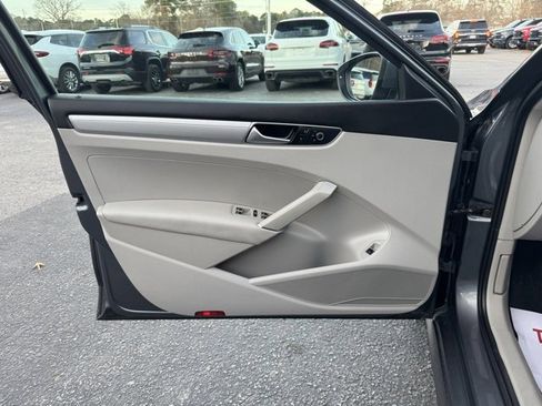 Used 2017 Volkswagen Passat 1.8T S image 17