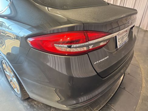 Used 2017 Ford Fusion SE w/ Fusion SE Technology Package image 10