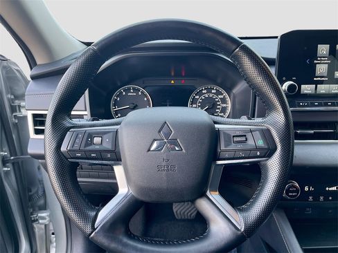 Used 2024 Mitsubishi Outlander AWD image 14