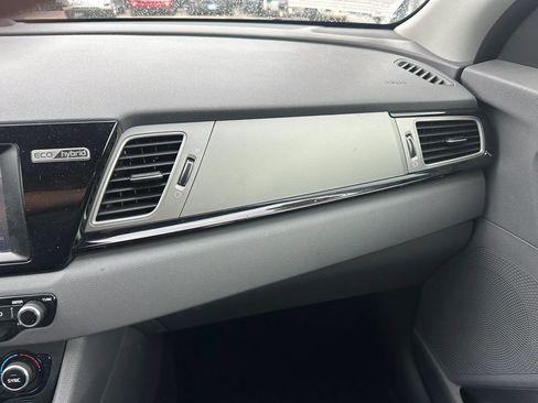 Used 2017 Kia Niro EX FWD image 25