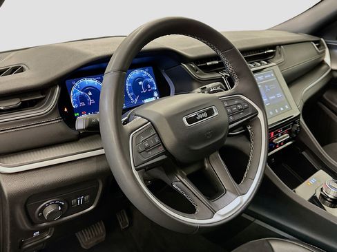 Used 2024 Jeep Grand Cherokee L Laredo image 18