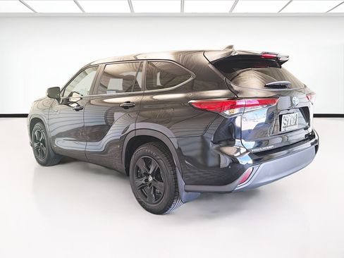 Used 2023 Toyota Highlander LE AWD/4WD image 6