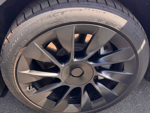 Used 2024 Tesla Model Y Long Range AWD/4WD image 7