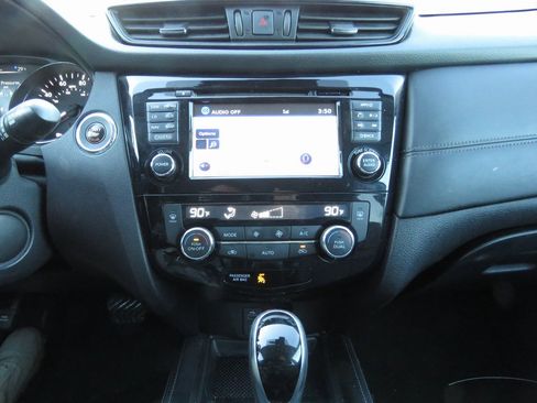 Used 2017 Nissan Rogue SL w/ SL Premium Package image 27