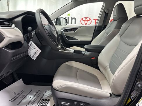 Used 2025 Toyota RAV4 XLE Premium image 23