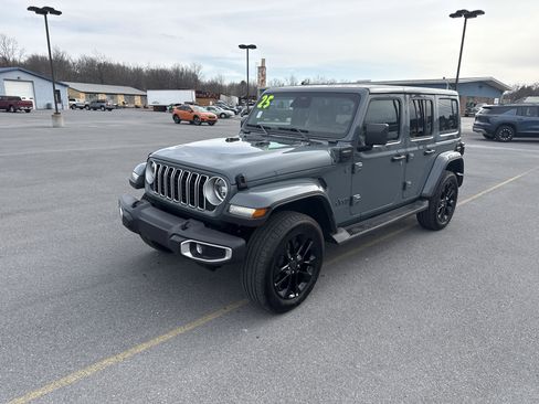 Used 2025 Jeep Wrangler Sahara image 8
