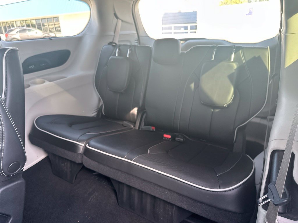Used 2023 Chrysler Pacifica Limited w/ Uconnect Theater Family Group FWD image 21