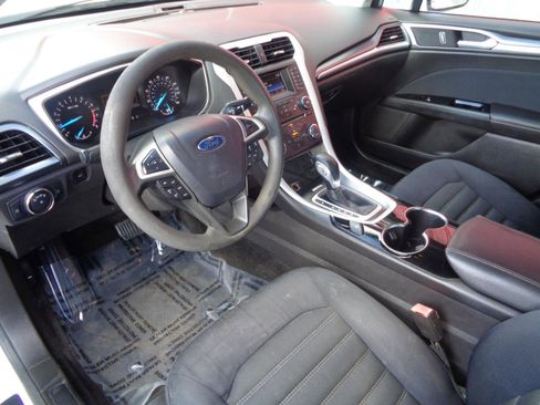 Used 2015 Ford Fusion SE image 2