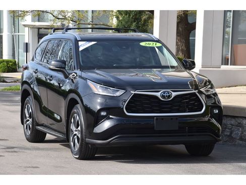 Used 2021 Toyota Highlander XLE AWD/4WD image 2