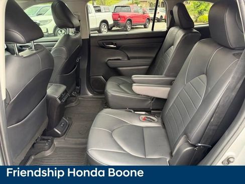 Used 2020 Toyota Highlander XLE AWD/4WD image 36