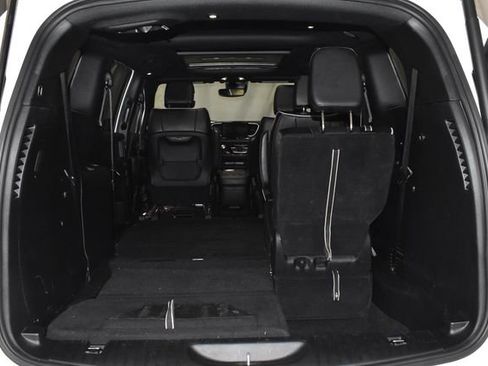 Certified 2025 Chrysler Pacifica Limited image 39