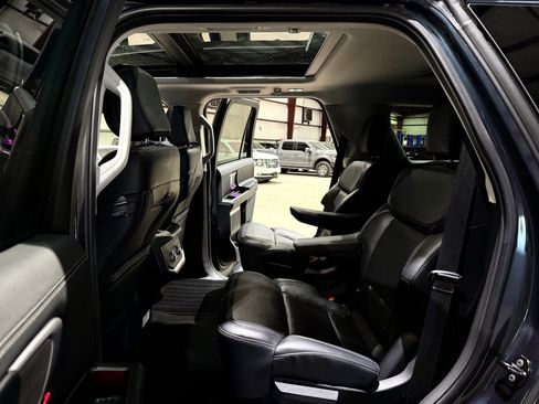 Used 2025 Ford Expedition Platinum AWD/4WD image 16