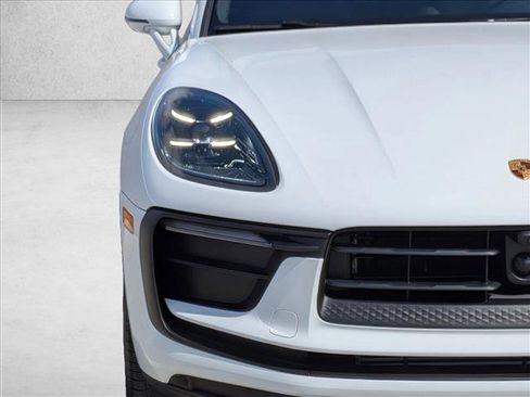 Certified 2025 Porsche Macan image 12