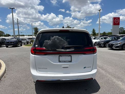 Used 2024 Chrysler Pacifica Limited FWD image 6