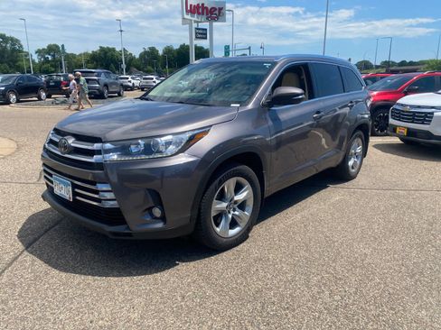 Used 2017 Toyota Highlander Limited AWD/4WD image 3
