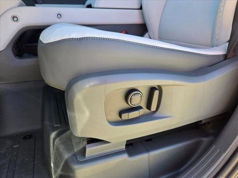 New 2026 Land Rover Defender 110 X-Dynamic SE image 4