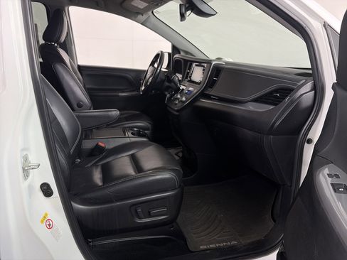 Used 2018 Toyota Sienna SE image 44