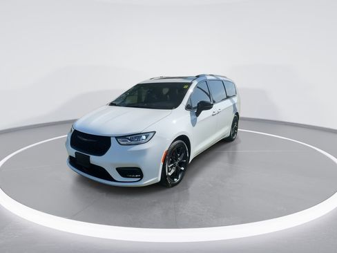 Used 2024 Chrysler Pacifica Touring-L w/ S Appearance Package image 7