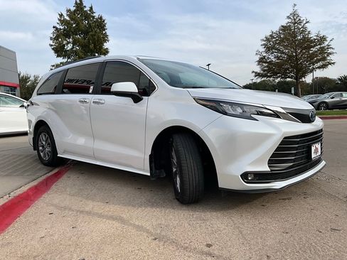 Used 2025 Toyota Sienna XLE image 5