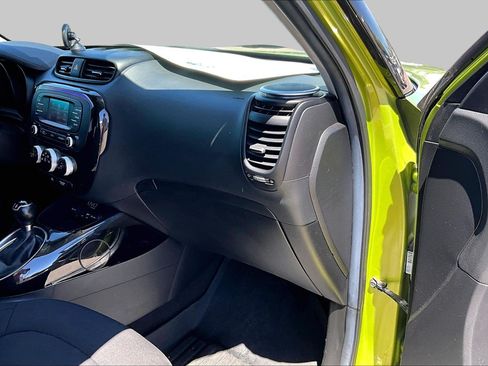 Used 2015 Kia Soul ! FWD image 12