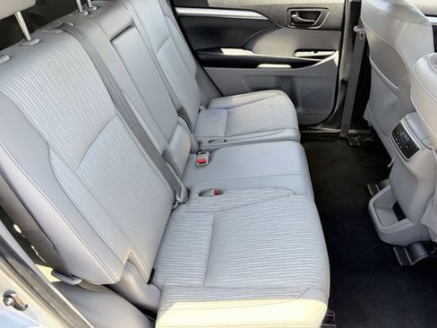 Used 2019 Toyota Highlander Plus FWD image 20