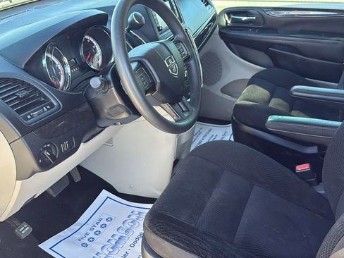 Used 2020 Dodge Grand Caravan SE image 25