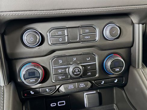 Used 2023 Chevrolet Suburban Z71 image 21