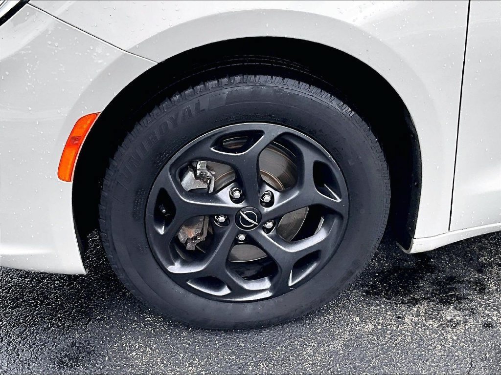 Used 2021 Chrysler Pacifica Touring w/ S Appearance Package FWD image 7