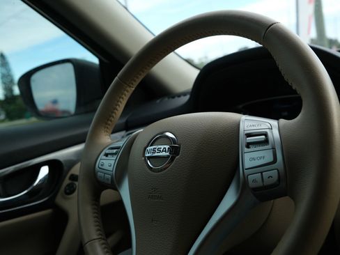 Used 2015 Nissan Rogue SL image 40