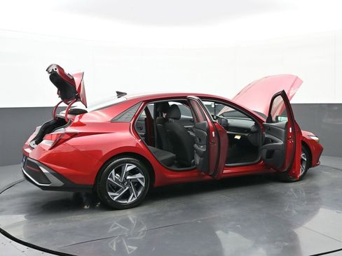 Certified 2025 Hyundai Elantra Sport image 50