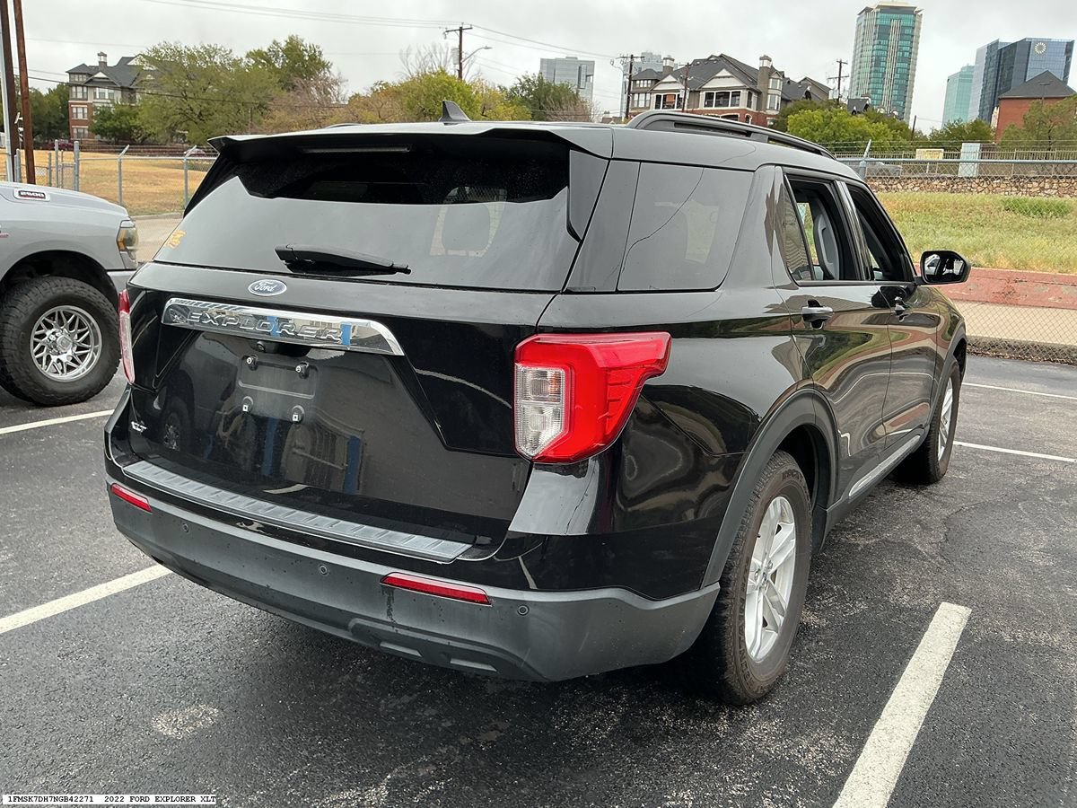 Used 2022 Ford Explorer XLT RWD image 4