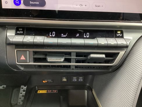 Used 2025 Toyota Camry SE w/ Multimedia Upgrade Package image 18