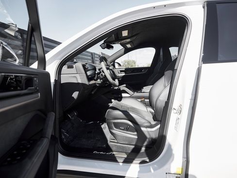 Used 2024 Porsche Cayenne Turbo GT image 33