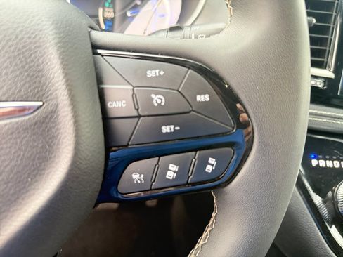 Used 2024 Chrysler Pacifica Limited FWD image 16