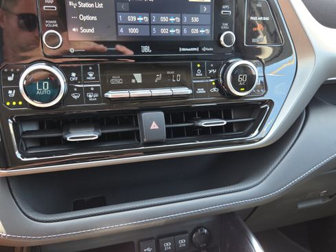 Certified 2021 Toyota Highlander Limited AWD/4WD image 24