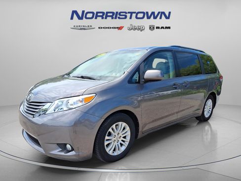 Used 2013 Toyota Sienna XLE FWD image 3