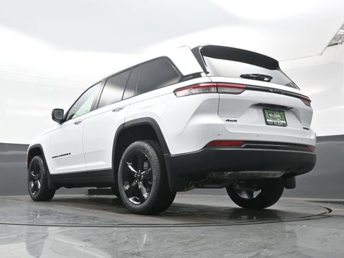 Used 2025 Jeep Grand Cherokee Limited w/ Black Appearance Package AWD/4WD image 13