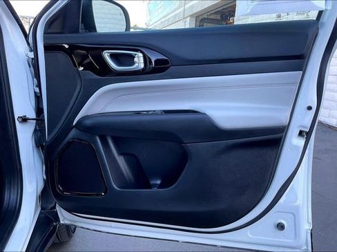 Certified 2025 Jeep Compass Limited image 4