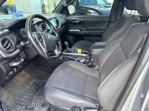 Used 2016 Toyota Tacoma TRD Sport AWD/4WD image 9