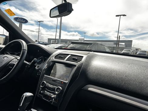 Used 2019 Ford Explorer XLT w/ Equipment Group 202A AWD/4WD image 14