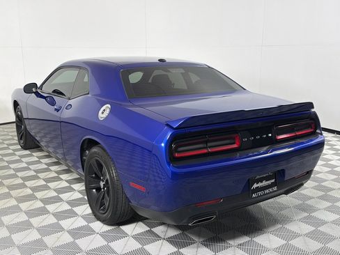 Used 2019 Dodge Challenger SXT w/ Driver Convenience Group image 7