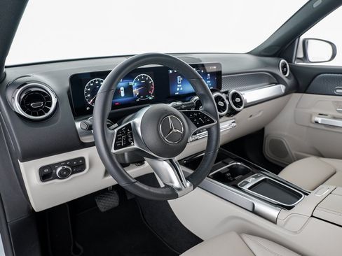 Used 2025 Mercedes-Benz GLB 250 4MATIC image 17