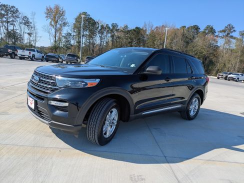 Used 2023 Ford Explorer XLT w/ Equipment Group 202A image 3