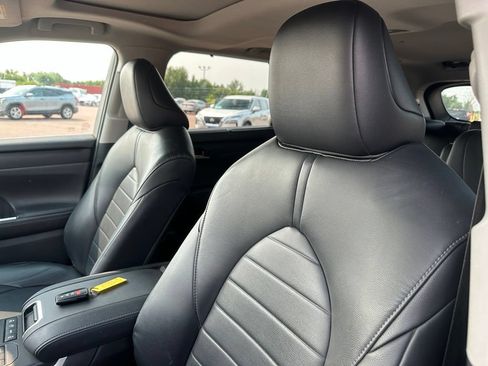 Used 2020 Toyota Highlander XLE AWD/4WD image 3