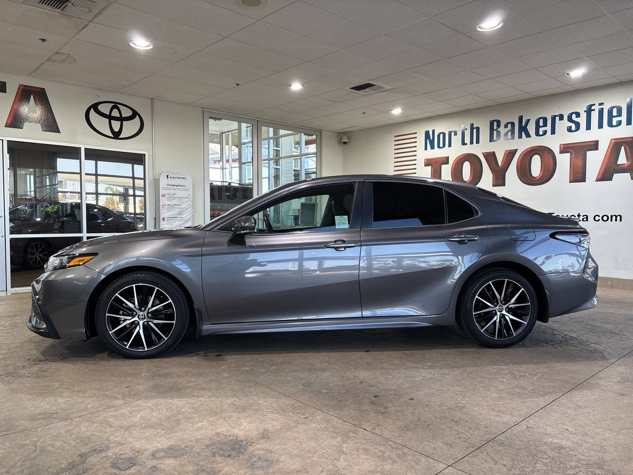Used 2023 Toyota Camry SE FWD image 7