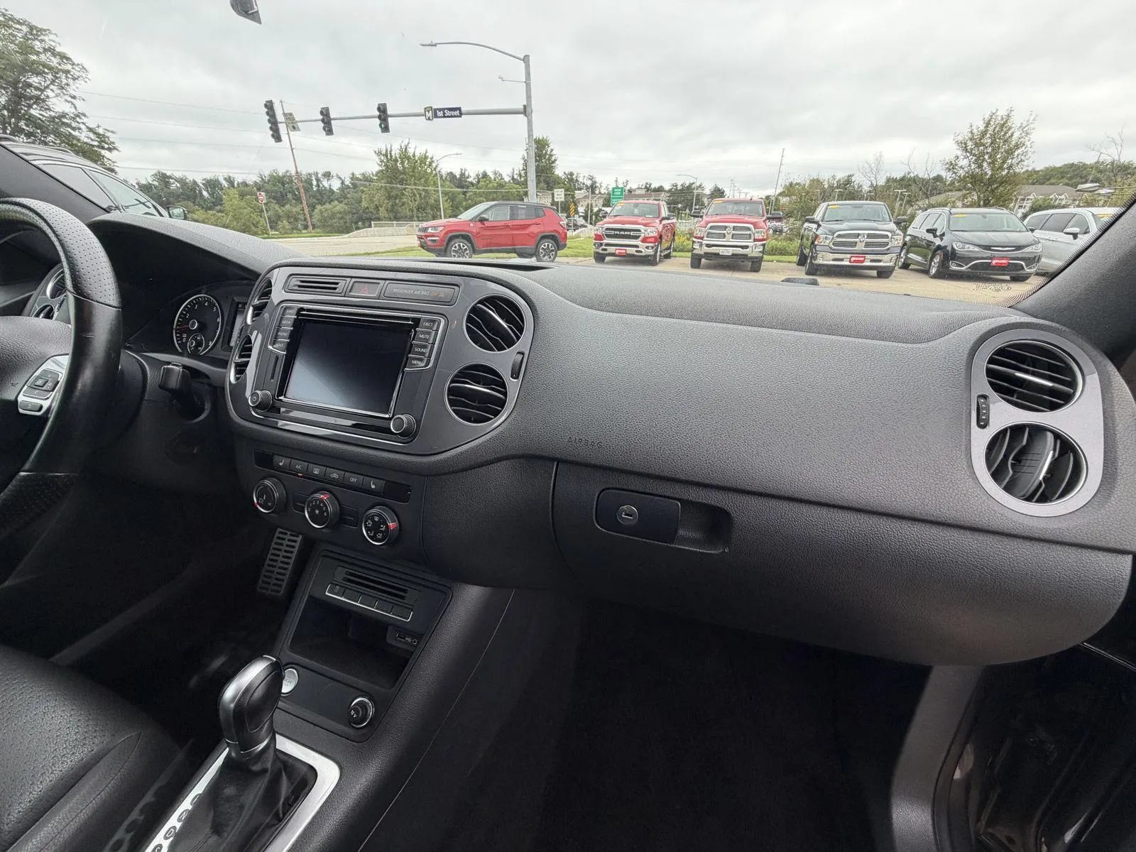 Used 2016 Volkswagen Tiguan R-Line FWD image 14